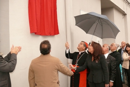 Il Cardinale si accinge a svelare la targa in onore di San Leonardo Murialdo