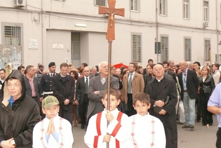 Processione verso la chiesa, p. Fernando anch'egli da poco giunto a Napoli in testa a